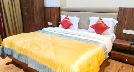 Kingston House Vibhuti khand Room Type - Deluxe Room