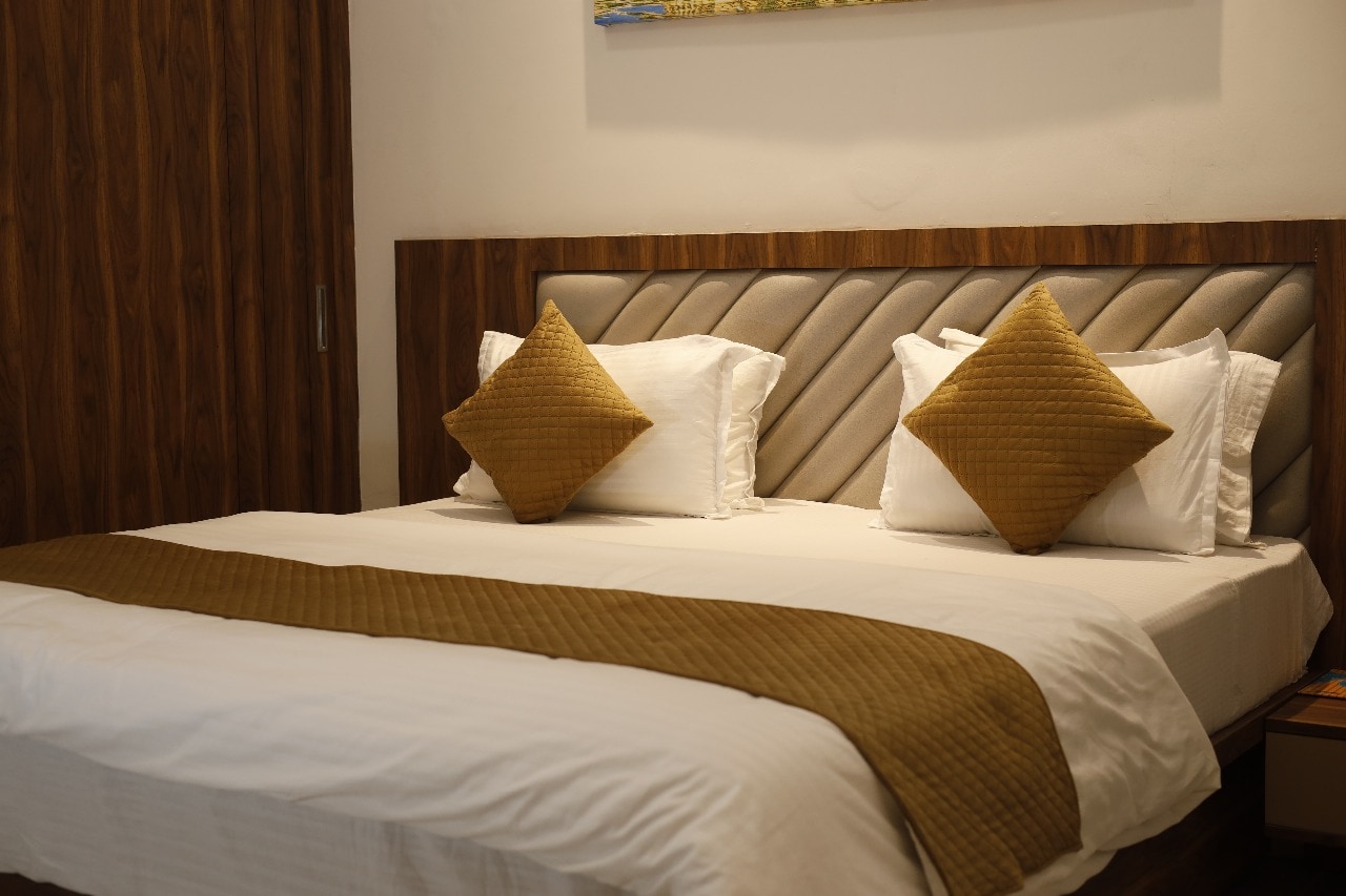 HOTEL SIGNATURE - Tap to explore photos