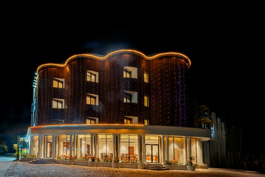 Hotel Benchmark Premier - Tap to explore photos