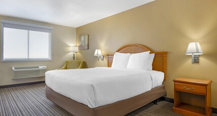 BEST WESTERN EAST EL PASO INN Room Type - Accessible - 1 King, Mobility Accessible, Bathtub, Work Desk, Microwave And Refrigerator, Wi-Fi, Non BEST WESTERN EAST EL PASO INN Room Type - Accessible - 1 King, Mobility Accessible, Bathtub, Work Desk, Microwave And Refrigerator, Wi-Fi, Non
