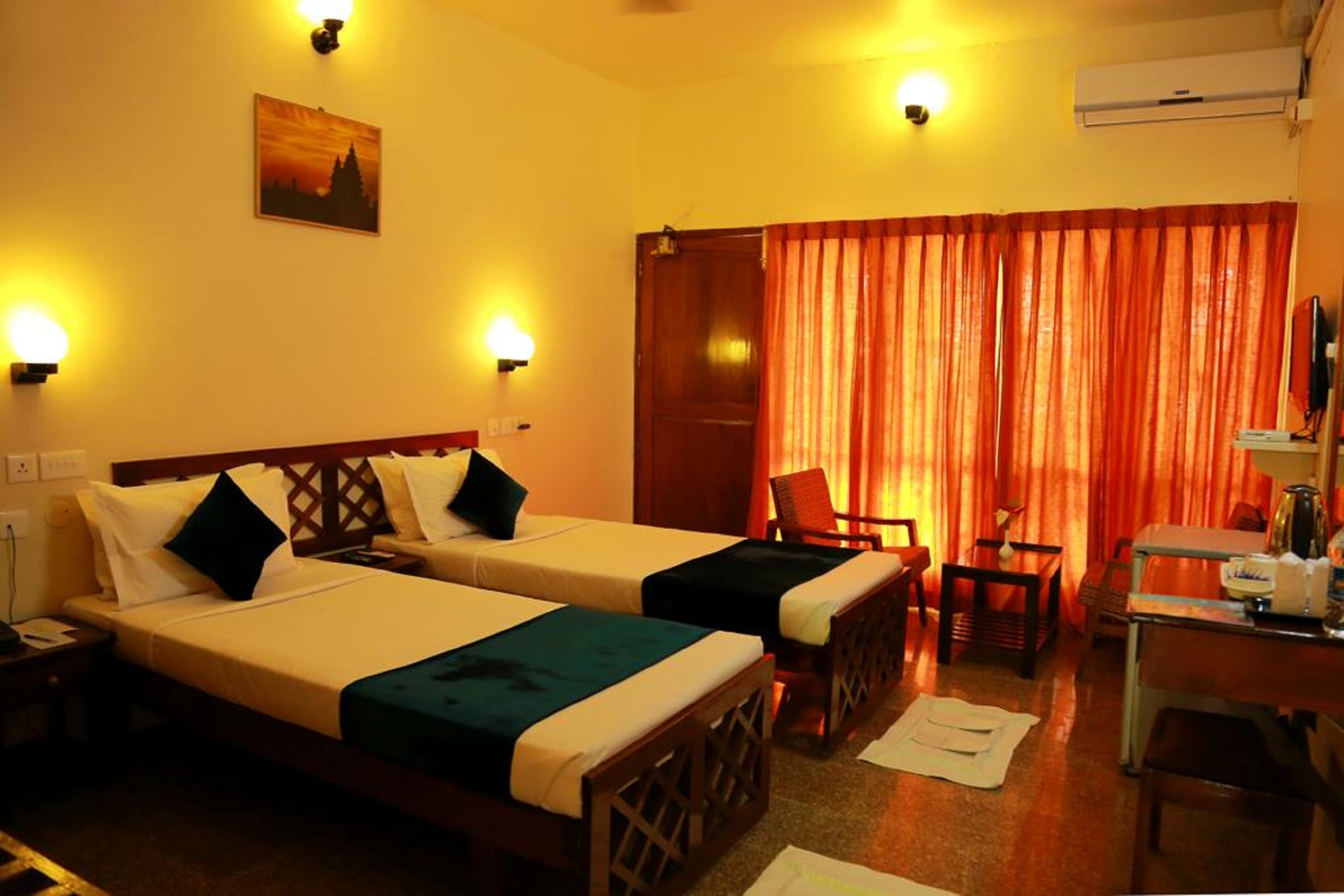 Hotel Seaface - Kovalam - Tap to explore photos