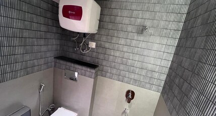 Joey's Hostel Manali Room Type - 14 Bed Mixed Dormitory (Lower bed)