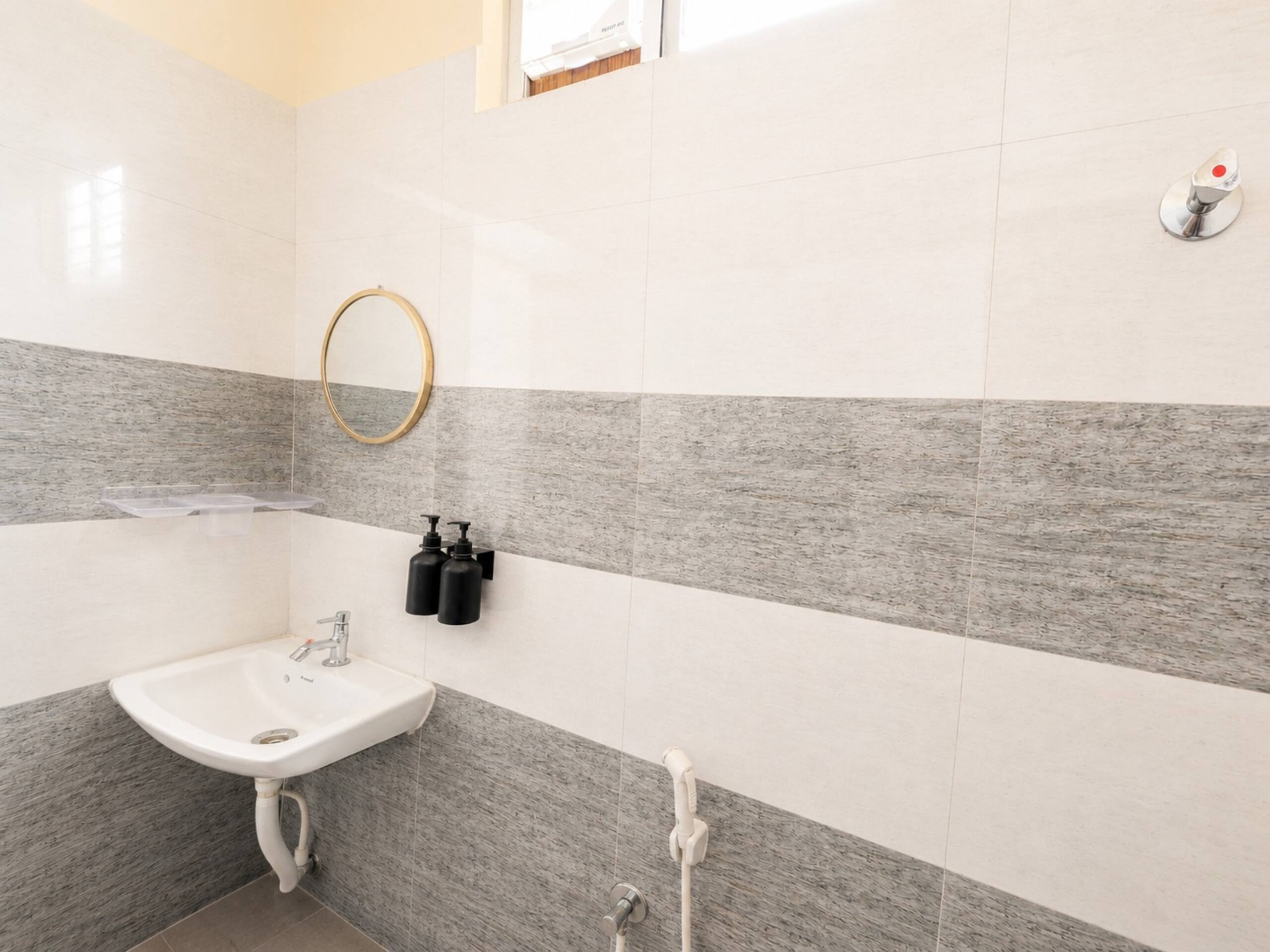 Cozy 1Bhk studio 7 flat Gachibowli KIMS - Tap to explore photos