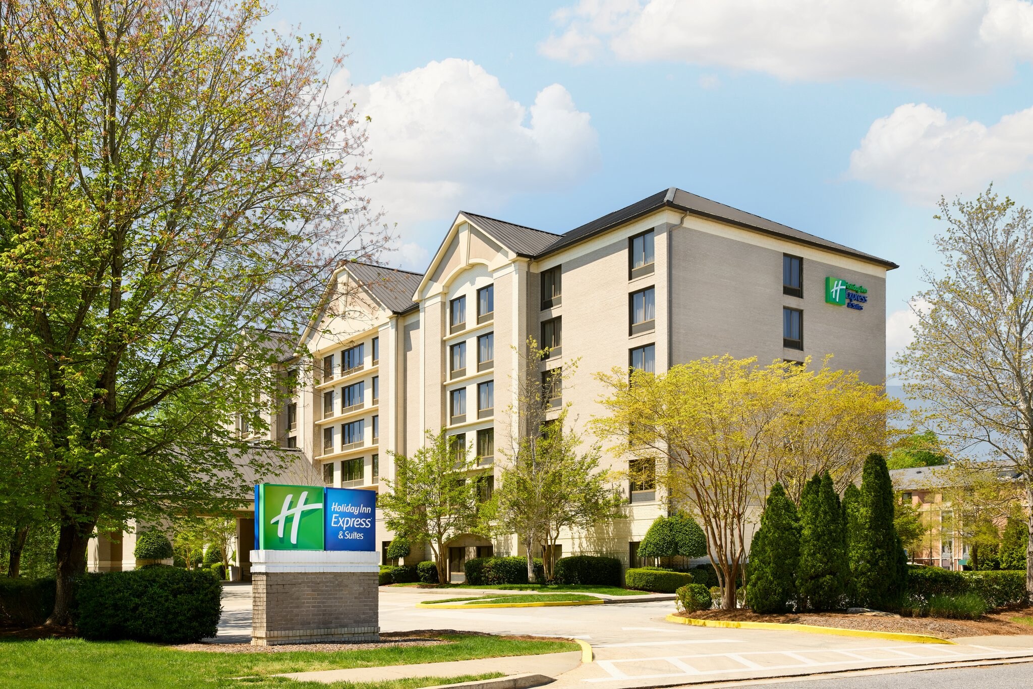 Holiday Inn Express & Suites Alpharetta - Tap to explore photos