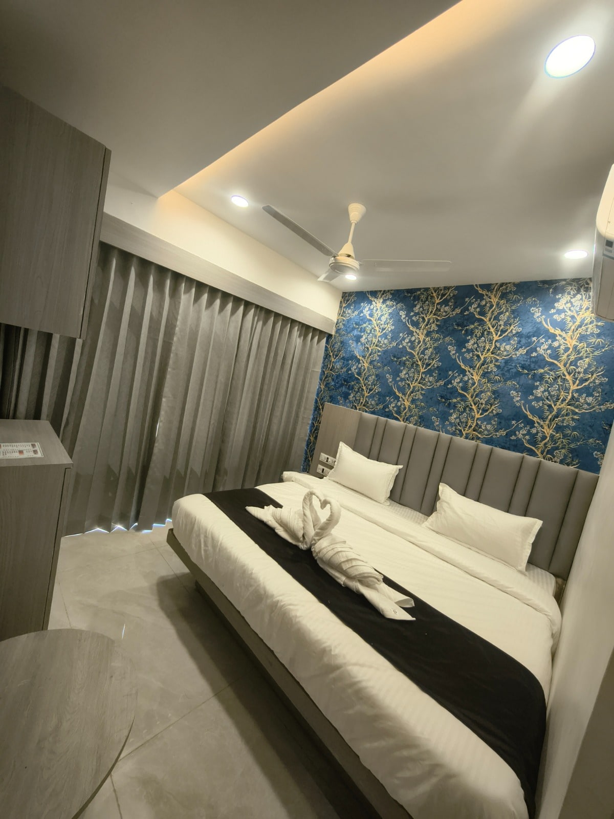 Hotel New Mahaveer - Tap to explore photos