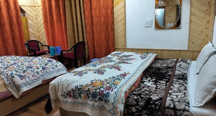 Kesar Villa in Pahalgam Woods Room Type - Deluxe Double Bedroom