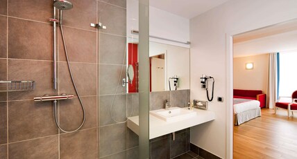 Mercure Vittel Room Type - Privilege Room with 1 double bed and 1 sofa