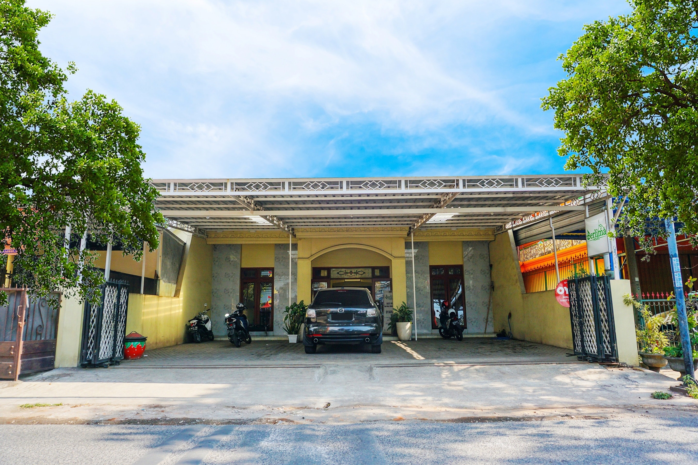 Flagship 90723 Berlima Guest House Syariah - Tap to explore photos