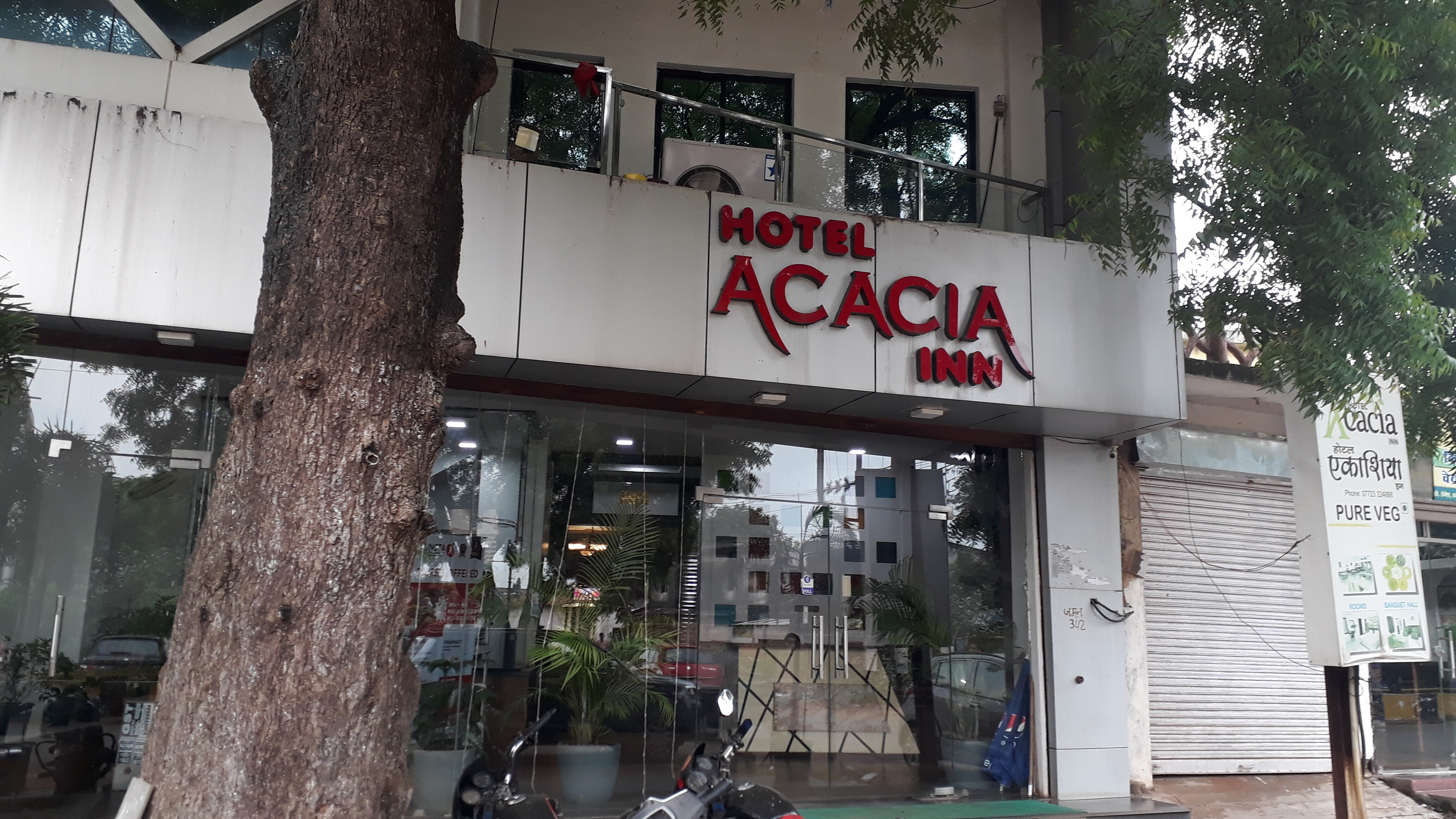 Hotel Acacia Inn - Tap to explore photos