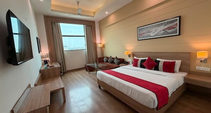 Hotel KC Cross Road Room Type - Suite Room with Balcony Hotel KC Cross Road Room Type - Suite Room with Balcony