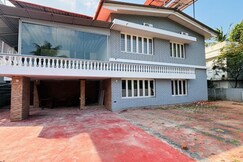 Grey Oasis | 1km from Vadakumnathan Temple