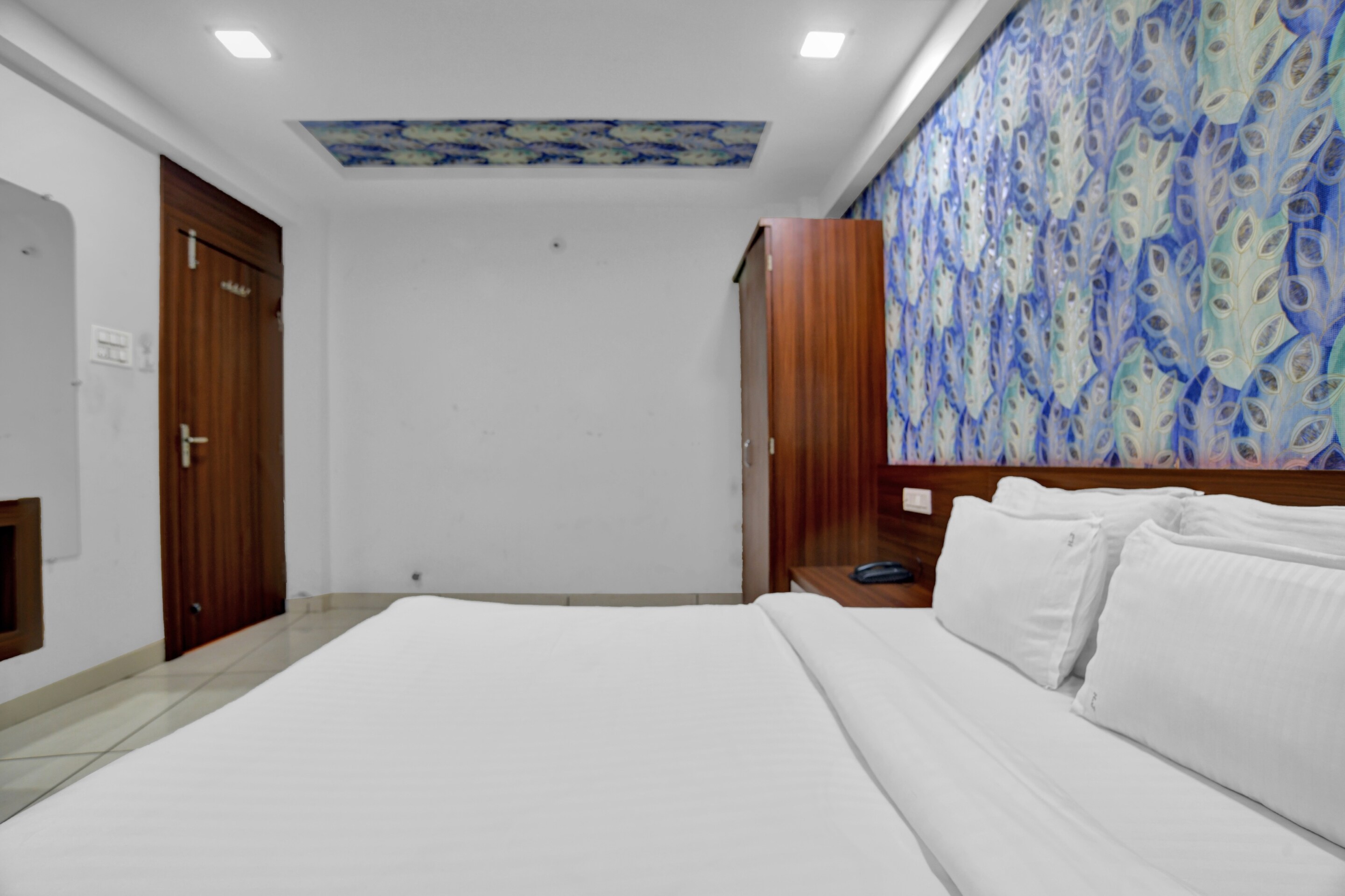 Collection O Jineshwari Hotel - Tap to explore photos