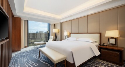 InterContinental Jinan City Center Room Type - 1 Bedroom Suite Dining Area Club Lounge Access