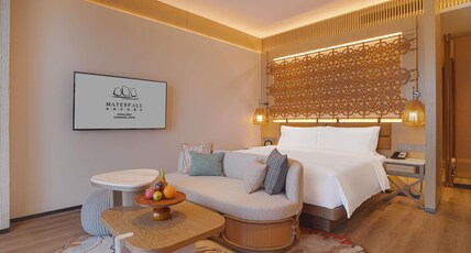 Chengdu Expo Waterfall Hotel - MGallery Collection Room Type - SUPERIOR ROOM,1 King Size Bed, Expo Park Waterfall View