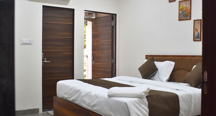 Hotel Casa Premier, Rani bhag main Room Type - Room with mini Balcony
