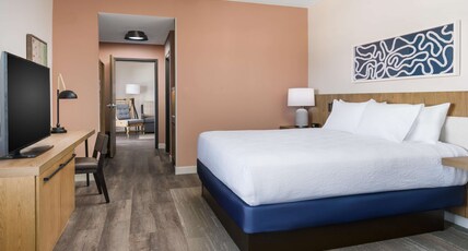 Hilton Garden Inn St. Pete Beach Room Type - 1KG ACC STE RI SH PATIO P