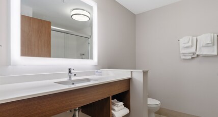 Holiday Inn Express & Suites MACON NORTH Room Type - 2 Queen Beds Standard