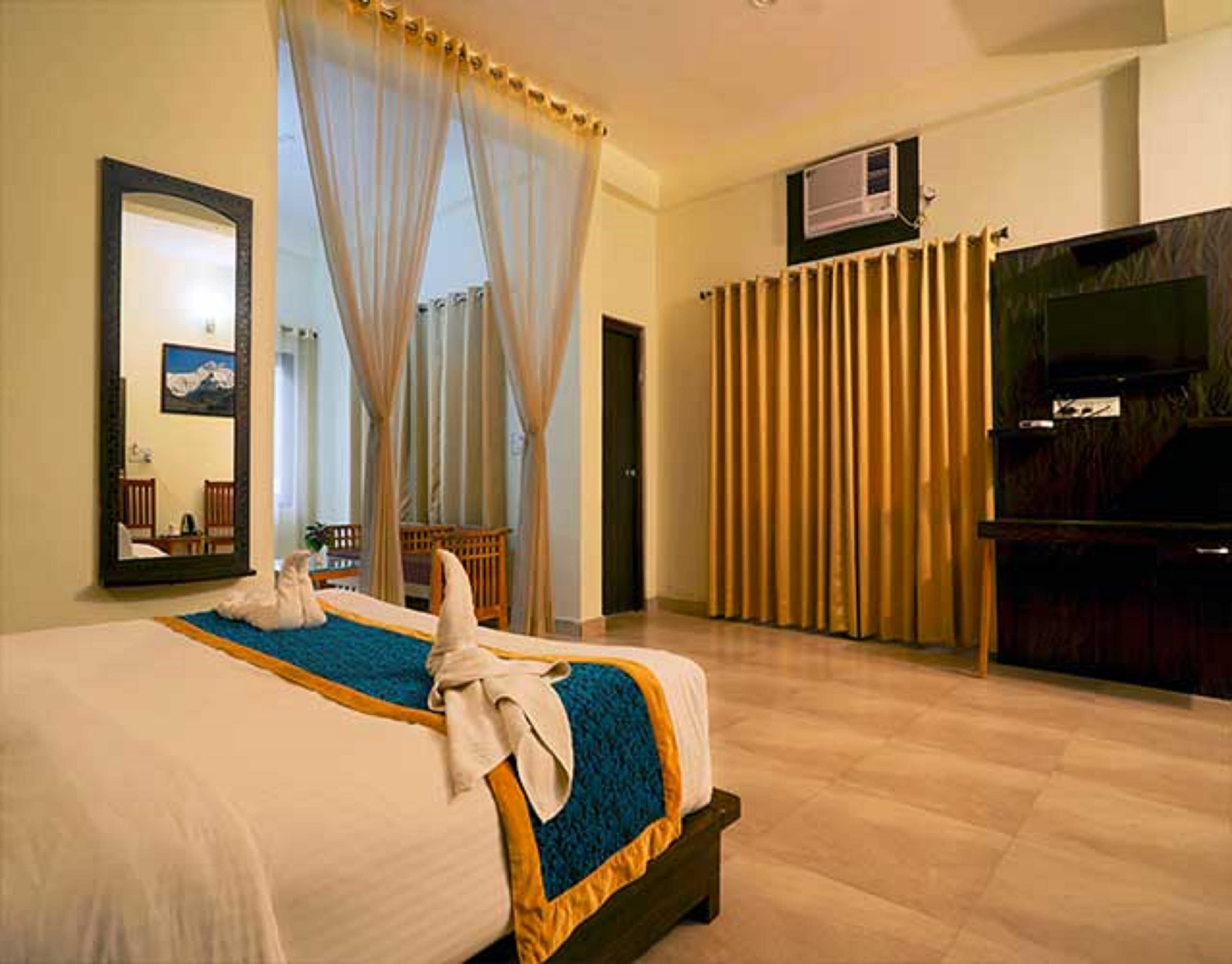 HOTEL HOLIDAY HIGHLIGHT - Tap to explore photos