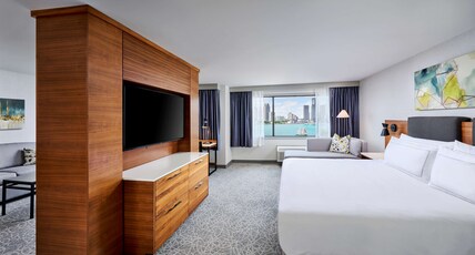 DoubleTree by Hilton Windsor Hotel & Suites Room Type - 1 KG STDO WATER VIEW SUITE