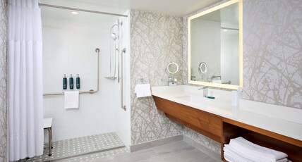 DoubleTree by Hilton Windsor Hotel & Suites Room Type - 1 QUEEN MOB HEAR ACC RIS