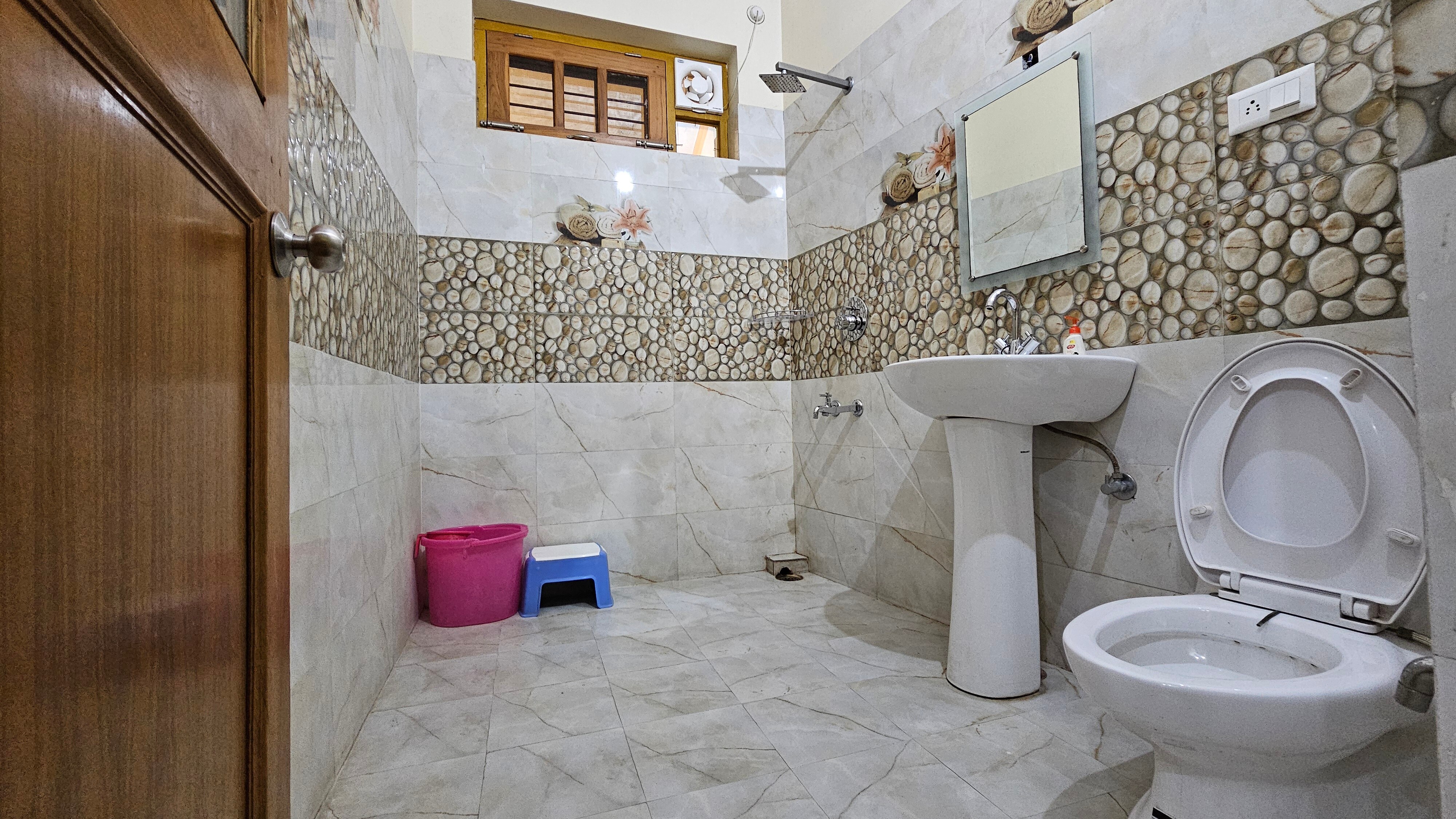 Bora's Homestay - Tap to explore photos