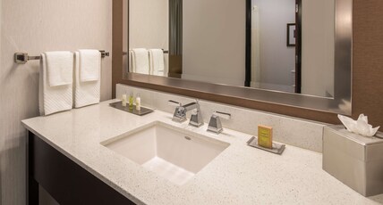 DoubleTree by Hilton Vancouver Room Type - 2 QUEEN BEDS NONSMOKING