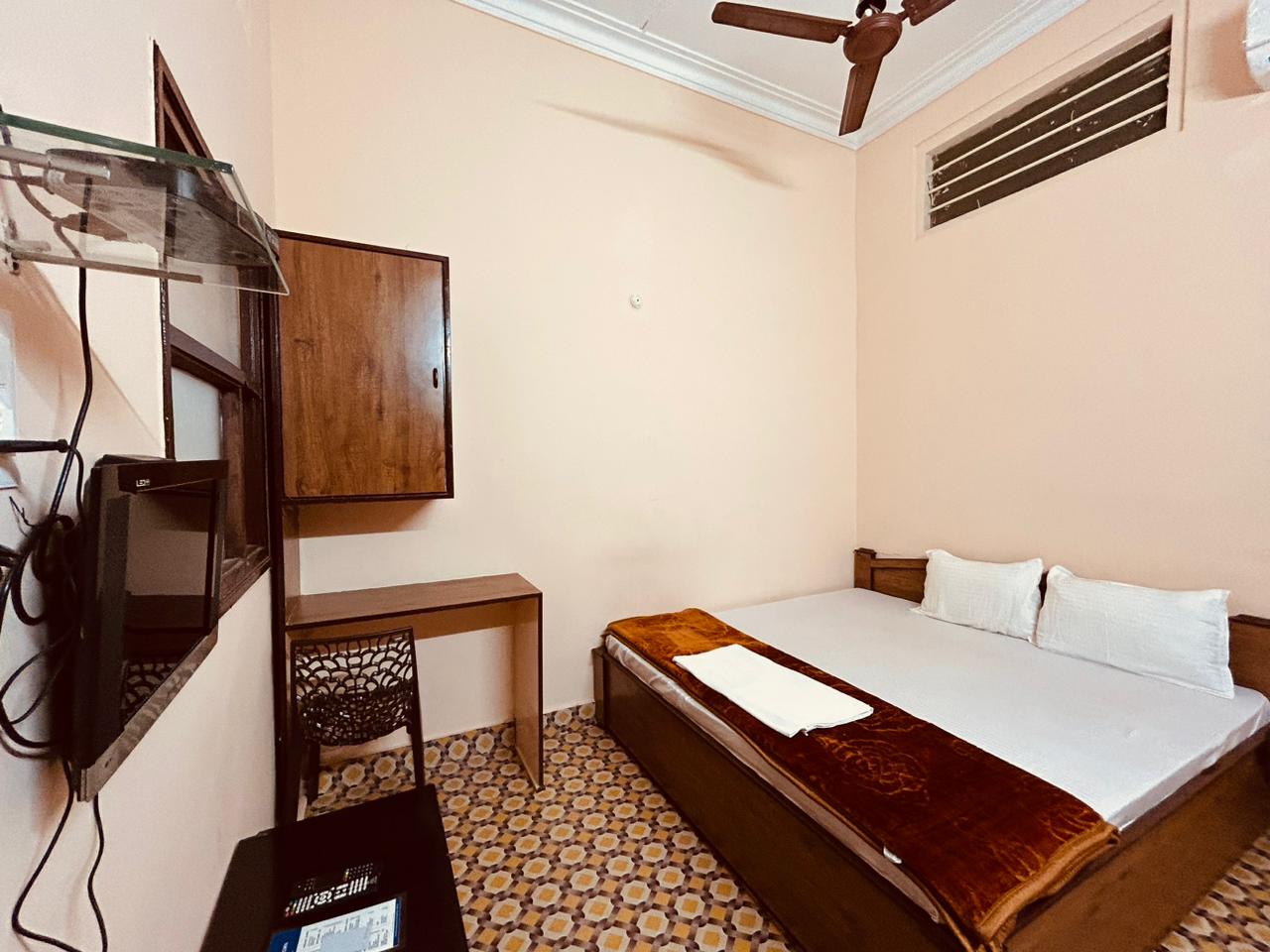 Hotel Crown - Tap to explore photos