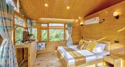 Regal Retreat Resort - A Mixture of Glamp & Tree House Room Type - Tree House- Facing Toward Snow Mountains Regal Retreat Resort - A Mixture of Glamp & Tree House Room Type - Tree House- Facing Toward Snow Mountains