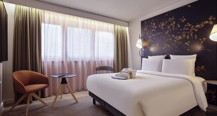 MERCURE PARIS LA DEFENSE Room Type - Double PRM room with 1 queen-size bed