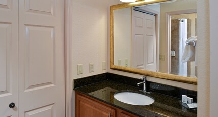 Staybridge Suites LAS CRUCES, an IHG hotel Room Type - 1 Bedroom Suite Communications Accessible Tub