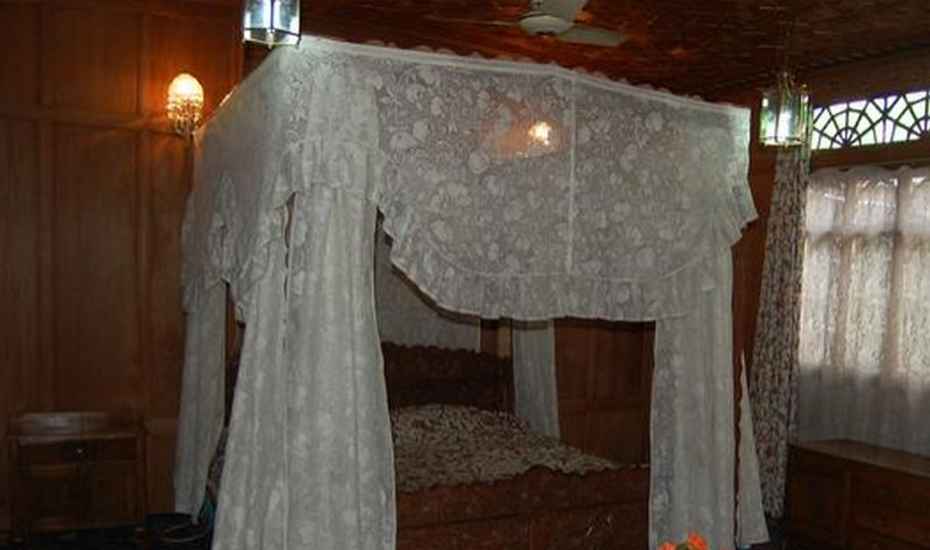 HOUSE BOAT HAZAR DASTAN - Tap to explore photos