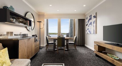Hilton Motif Seattle Room Type - WATER VIEW SUITE- 1 KG BED