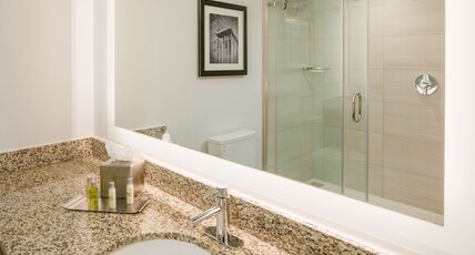 DoubleTree by Hilton Hotel Pittsburgh-Cranberry Room Type - 1 KING BED JUNIOR SUITE
