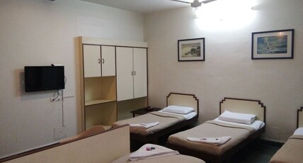 Hotel Dhanashree Room Type - Deluxe AC 5 Bedded Room