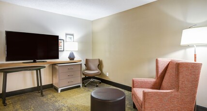 Holiday Inn ALLENTOWN-BETHLEHEM Room Type - 1 King 1 Bedroom Suite Sofa Bed