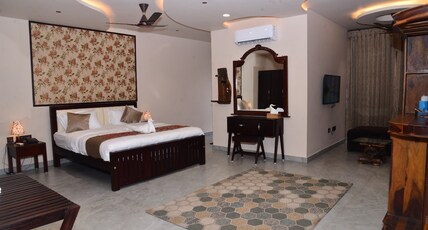 Woods N Wilds Room Type - Deluxe Suite with Balcony