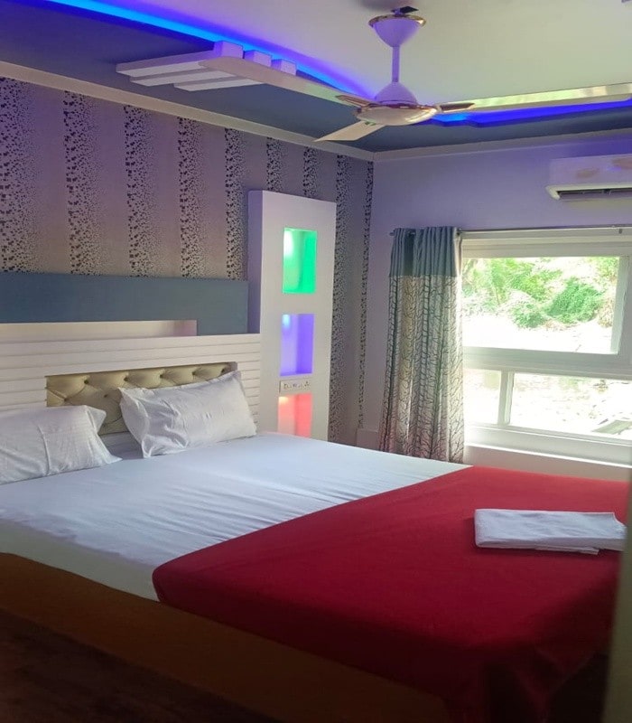 VISTARA BACKWATER CRUISE - Tap to explore photos