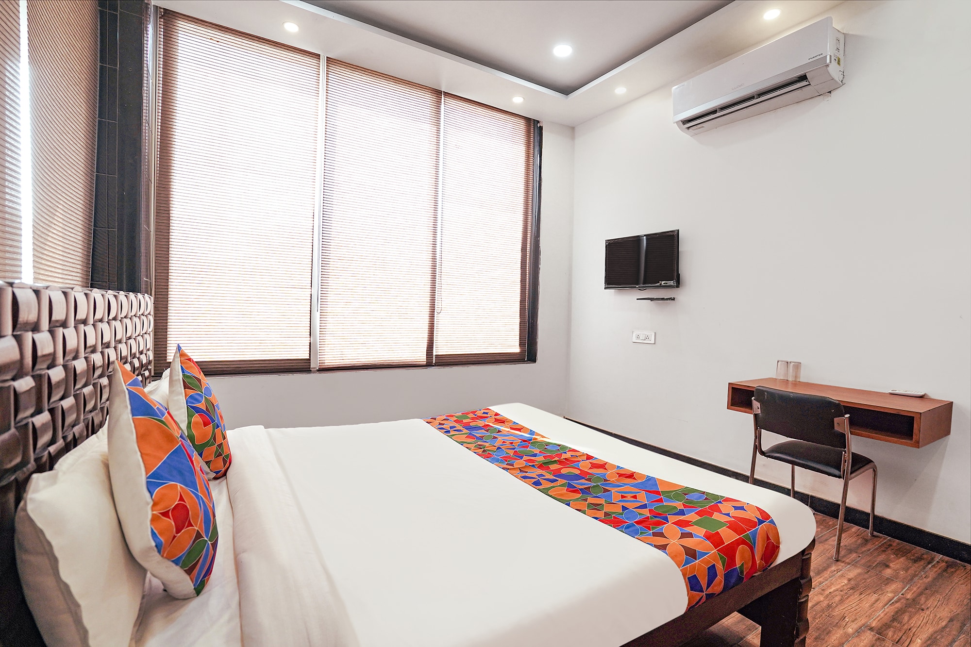 FabHotel Villa De Benares - Nr. Tulsi Manas Mandir - Tap to explore photos