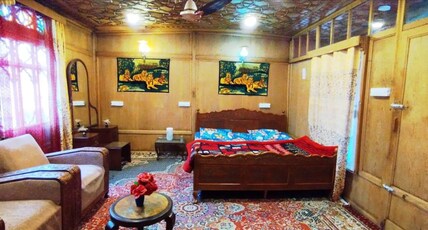 Taj Palace Houseboat Room Type - Deluxe Room