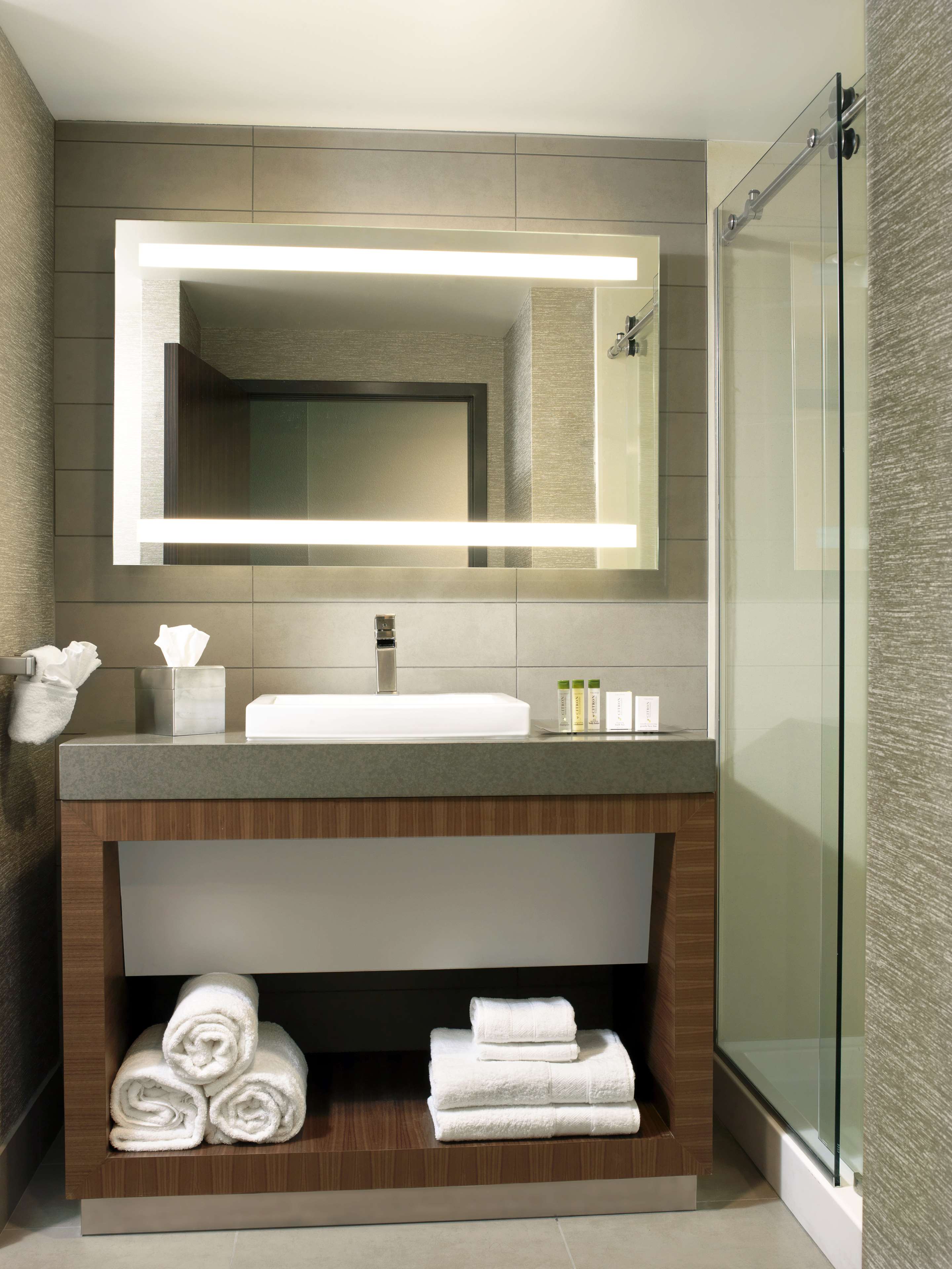 The Broadway Columbia - a DoubleTree by Hilton - Tap to explore photos