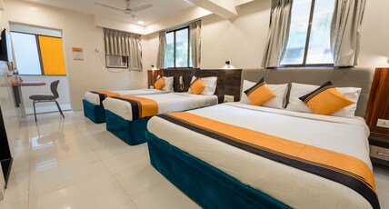 Itsy Hotels Bindra Elite Room Type - Deluxe Family Room