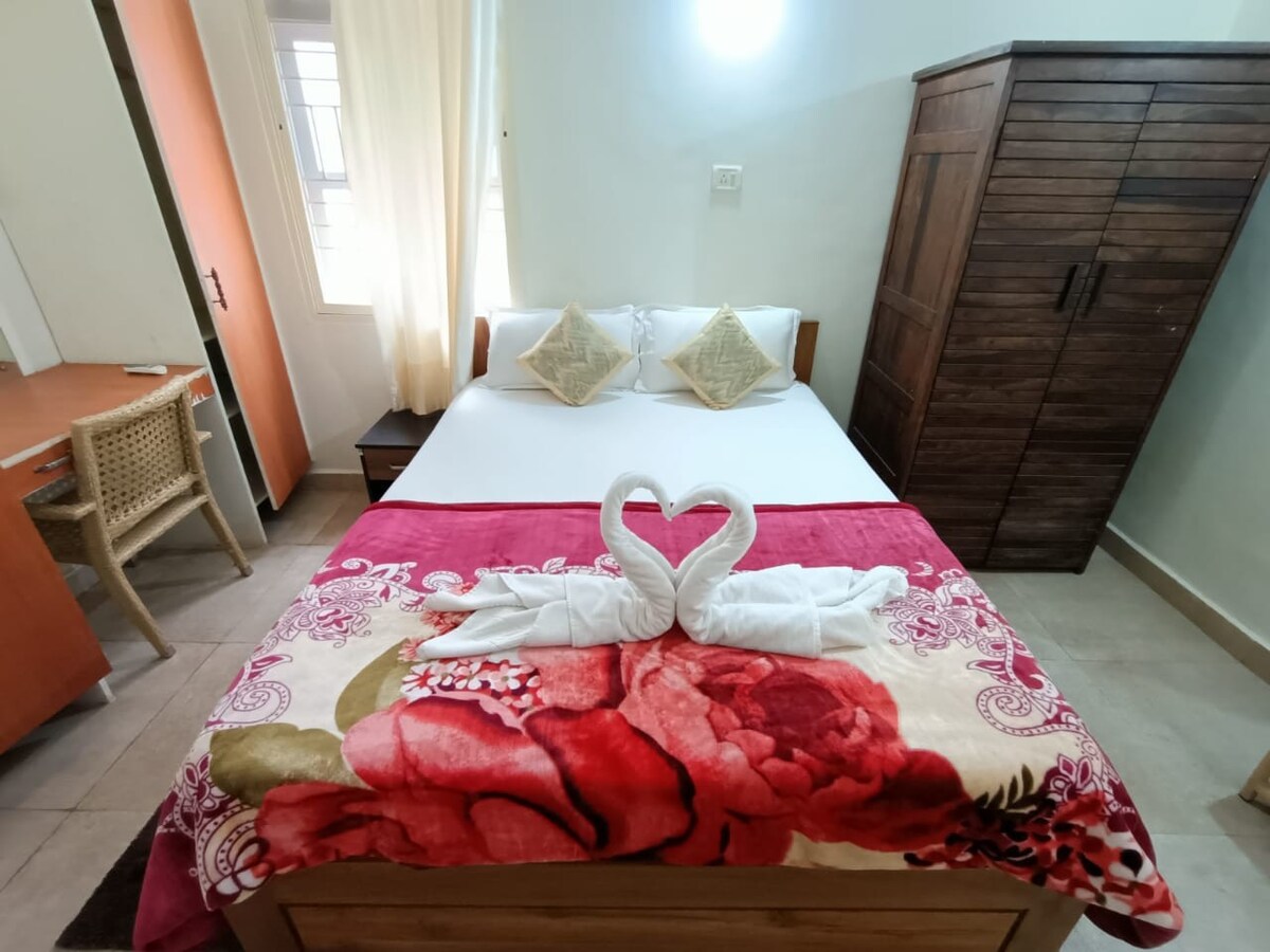 Cozy 2BHK Near Candolim Beach With AC WiFi UPS - Tap to explore photos