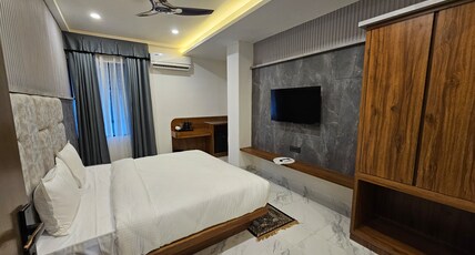 The Blu Pearl Near by Apollo Hospital Room Type - Deluxe Room