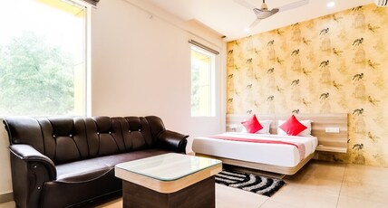 Hotel Rishabh & Banquet Room Type - Deluxe Room