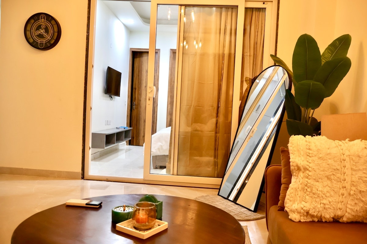 Modern fully furnished 1 bhk on golf course road - Tap to explore photos
