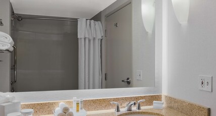 Homewood Suites by Hilton-Seattle-Downtown, WA Room Type - 1 KING BAYVIEW STE NONSMOK