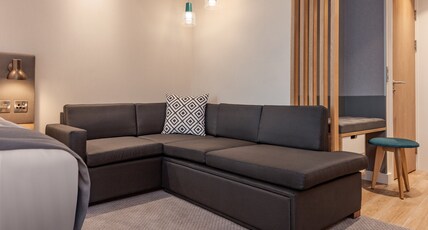 Holiday Inn LONDON - HEATHROW BATH ROAD Room Type - 1 Queen Standard