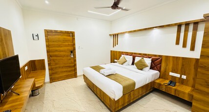 Shambhavi Hotel And Convention Centre Room Type - Deluxe AC Room