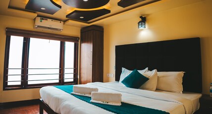 Meghavarsham House boat Room Type - Bedroom