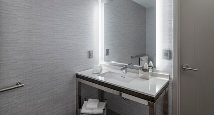 Staybridge Suites BOSTON LOGAN AIRPORT - REVERE Room Type - 1 King Mobil Accessible Tub